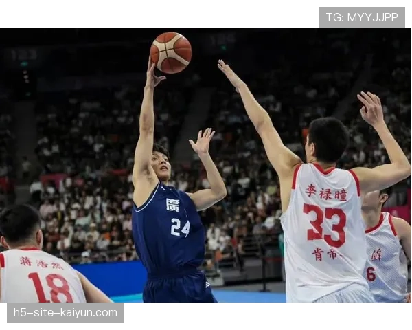中国男篮高低位配合生涩,上半场进攻过度依赖单点强攻